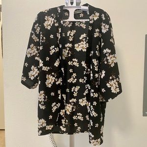 Muzicun Floral Black and White Kimono / cover up - ONE SIZE